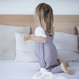 Emma&Noah Musselin-Schlafsack mit Füßen Berry Blumen 0.5 TOG