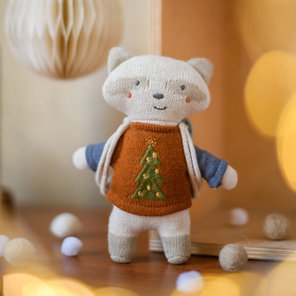 Ava & Yves Weihnachts-Waschbär mit Tannenbaum-Pulli und Rucksack