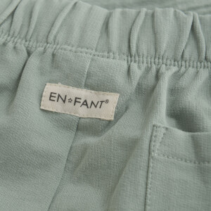 En Fant Shorts aus Musselin