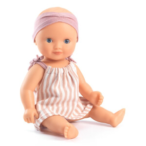 Djeco Pomea Puppe Baby Prune mit Kleidung zum Baden