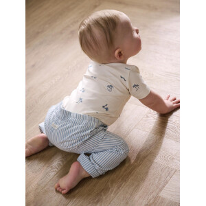 En Fant Musselinhose Streifen