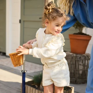 Dirkje Shorts mit Lochmuster