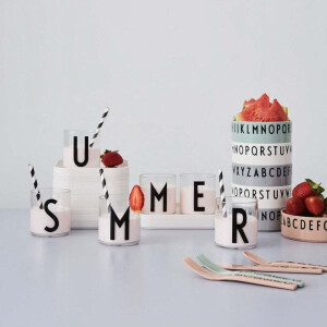Design Letters Kinderglas mit Buchstaben Tritan